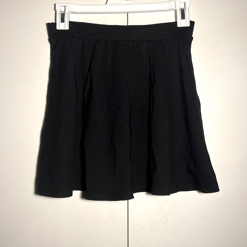 Forever 21 Mini Black Flowy Skirt Size Small